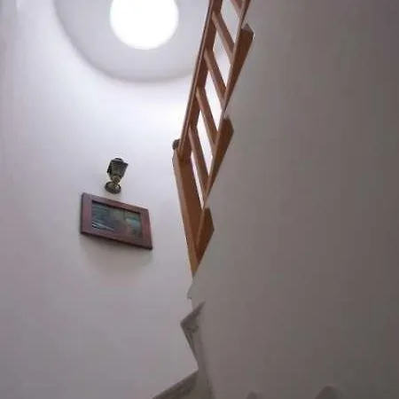 Tirasu Nyaraló